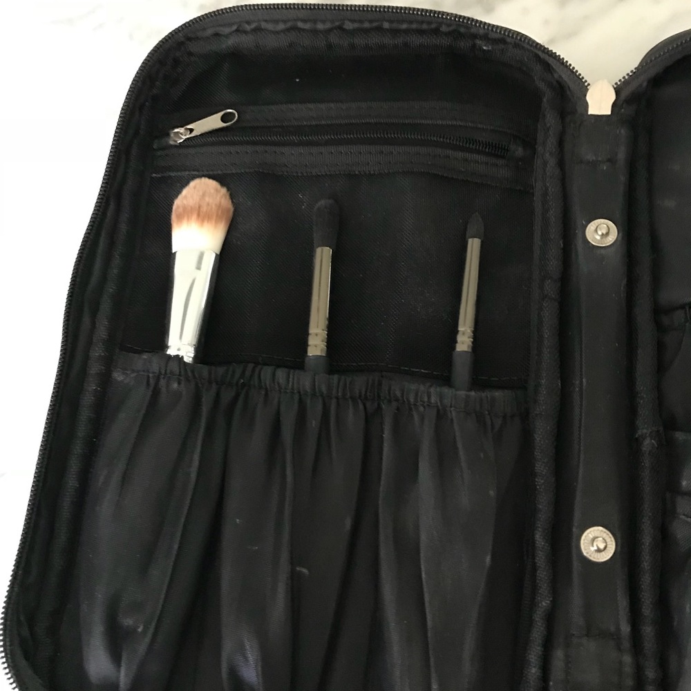 Makeup brush case